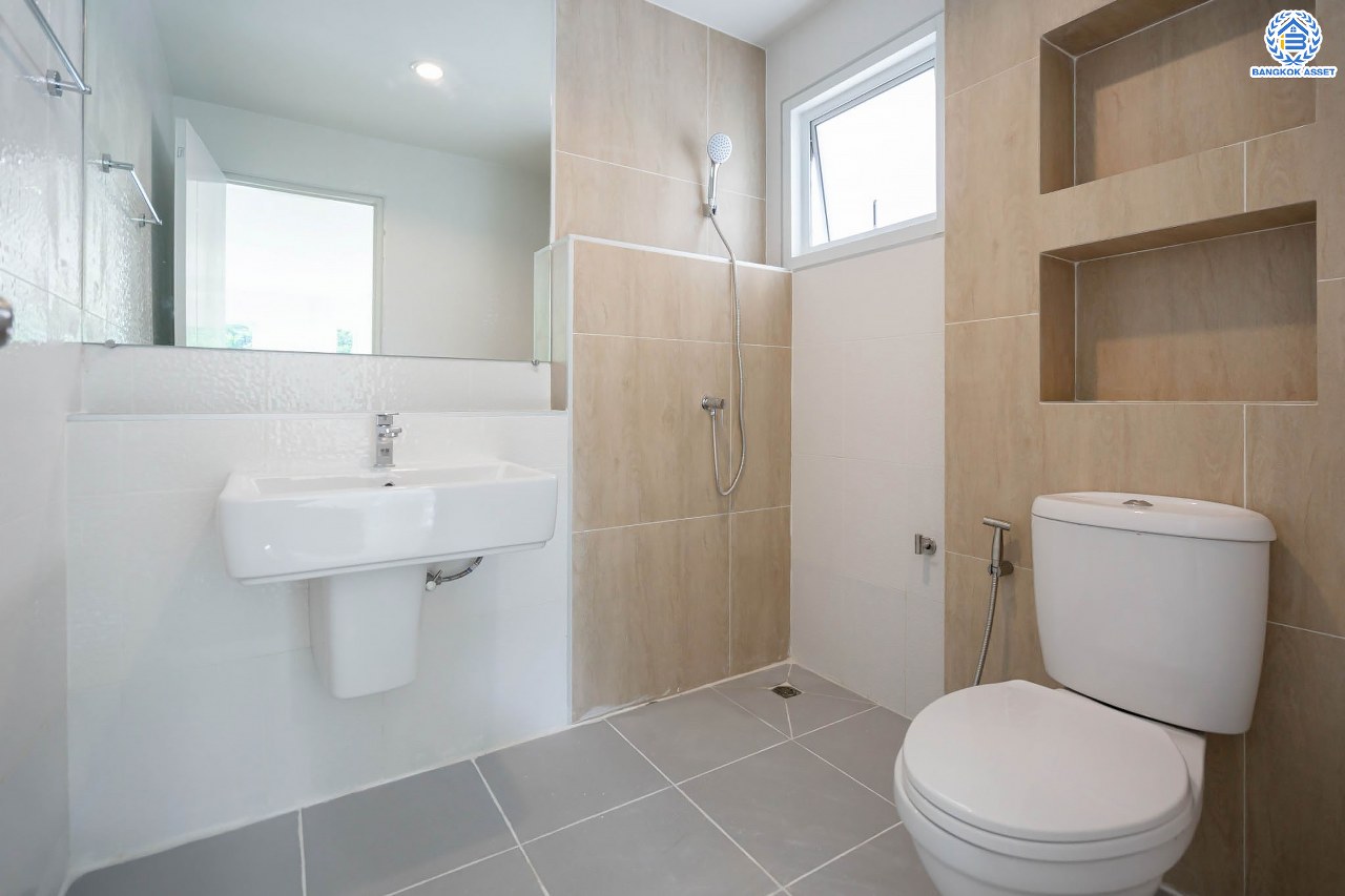 บ้านมือสองตกแต่งใหม่ ม.ชลลดา วัดลาดปลาดุก บ้านเดี่ยวหลังมุม คุณภาพระดับ L&H บนเนื้อที่ 61.3 ตร.ว. ฟังก์ชัน 3 ห้องนอน 3 ห้องน้ำ จอดรถได้ 1 คัน บนทำเลศักยภาพ เพียง 15 นาทีถึงเซ็นทรัลเวสท์เกต ใกล้รถไฟฟ้าสายสีม่วง "สถานีคลองบางไผ่"...